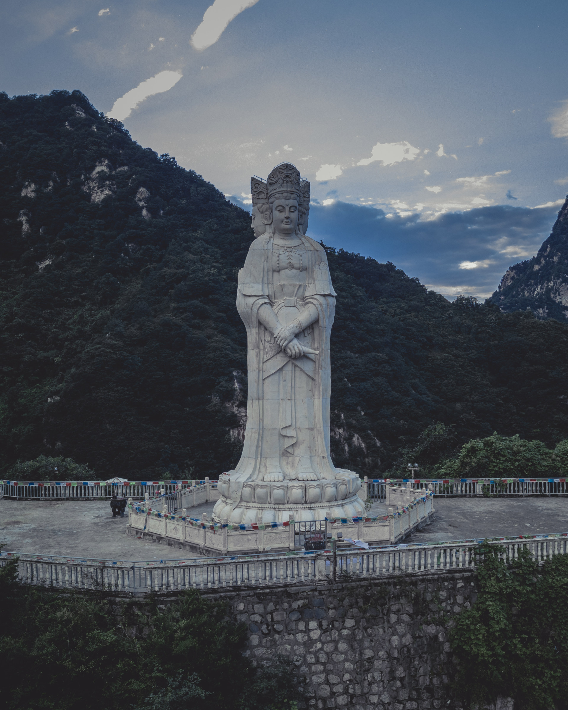 西安秦岭三面佛