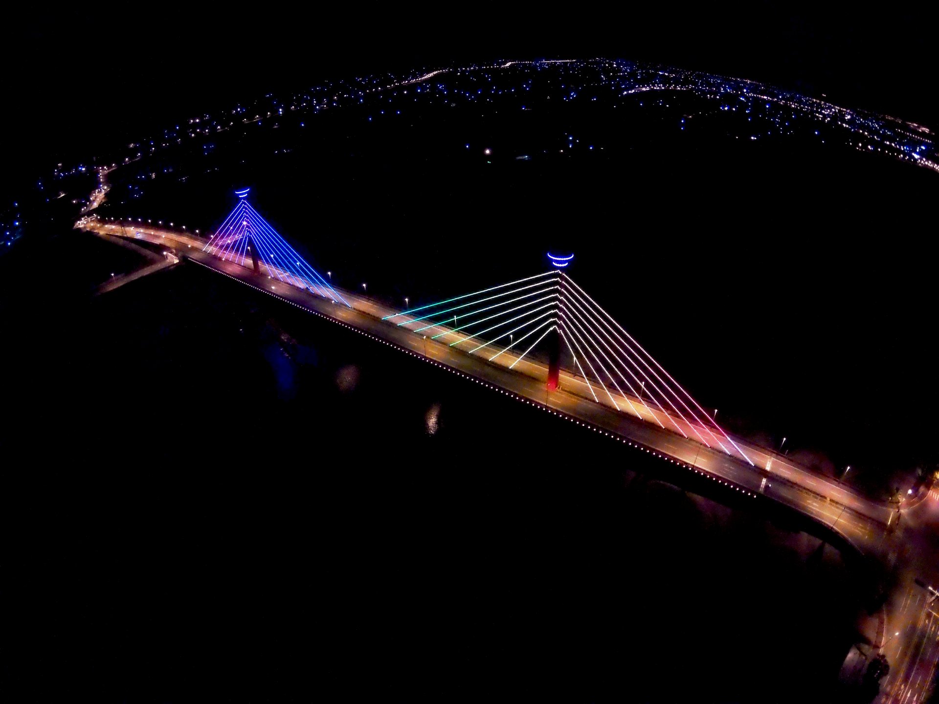 xindong bridge light show 来自 adam boushley | 天空之城