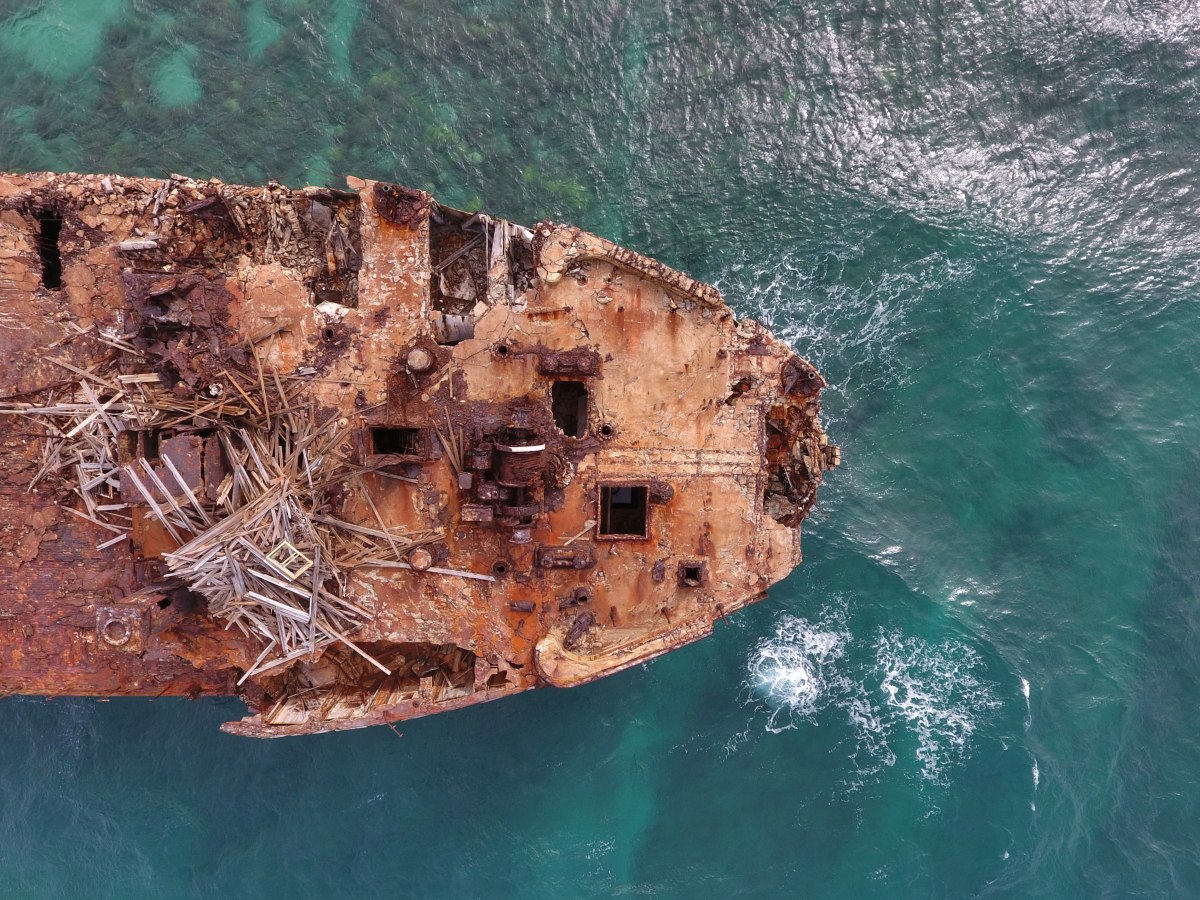 俯拍夏威夷lanai岛北部的二战沉船残骸
