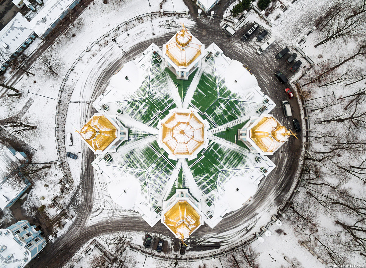 храм в форме восьмиконечной звезды