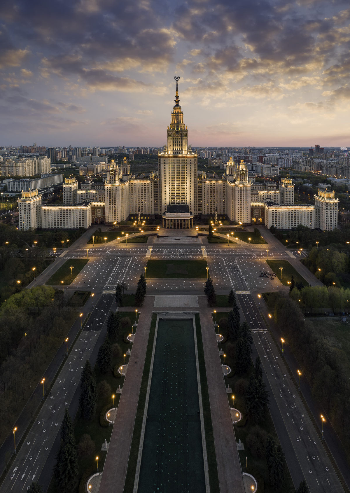 Здание куда. Московский государственный университет имени Ломоносова. Сталинские высотки МГУ. МГУ им. м.в.Ломоносова в Москве. Москва высотка МГУ.