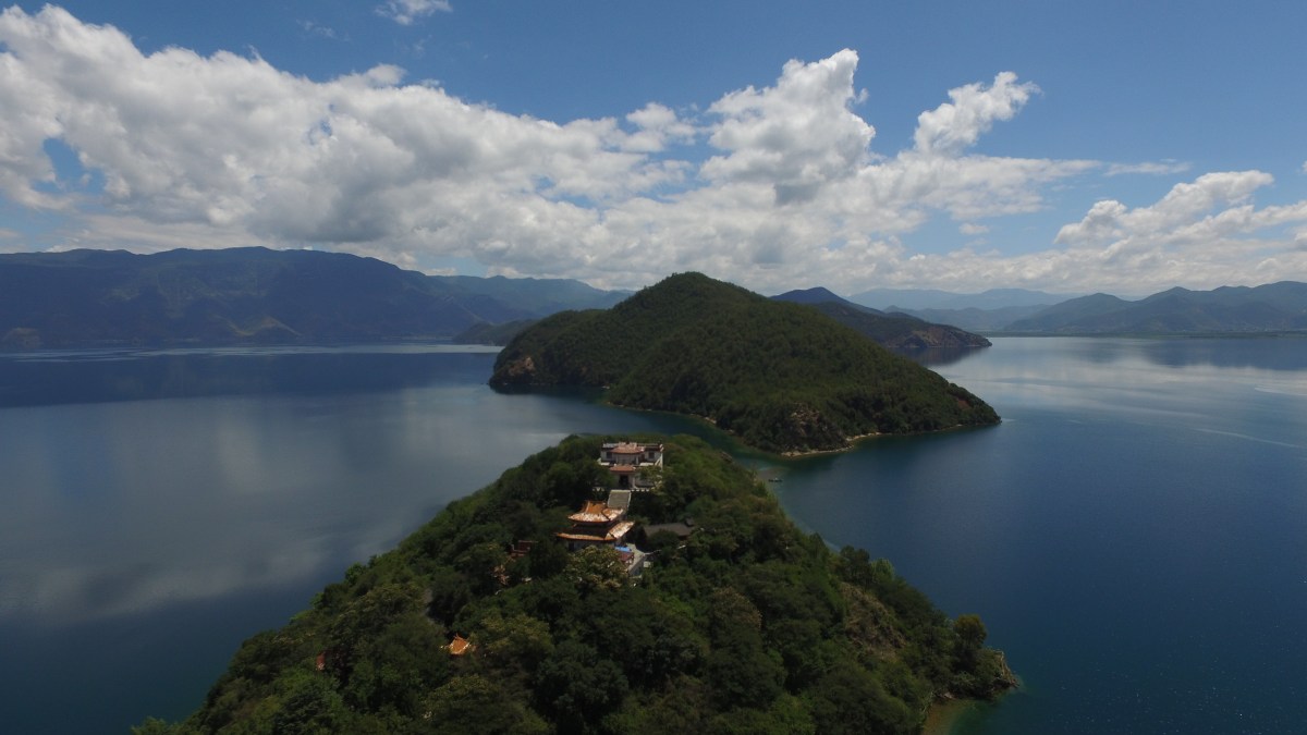 泸沽湖里务比岛