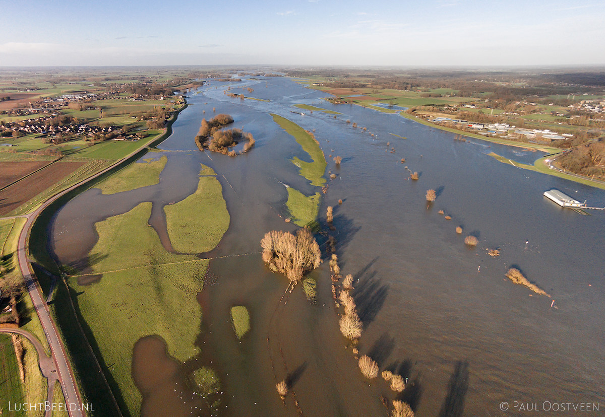 Between the river dikes