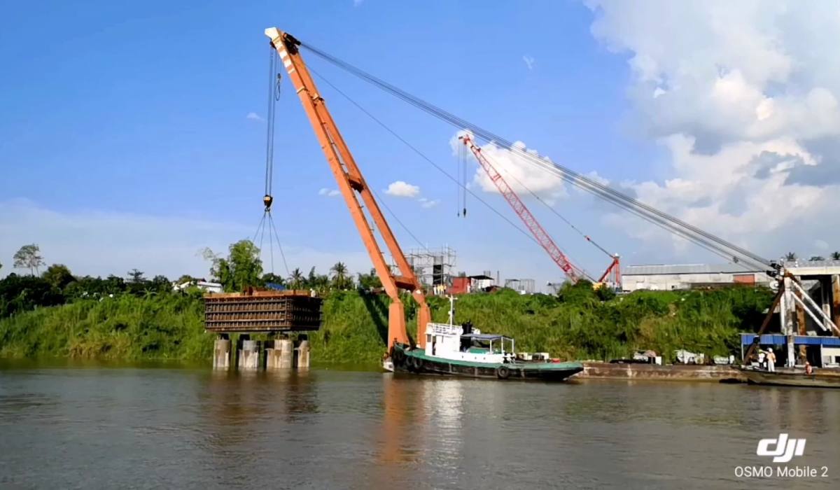 5月12日,柬埔寨磅湛大桥项目首个钢套箱安装成功～!